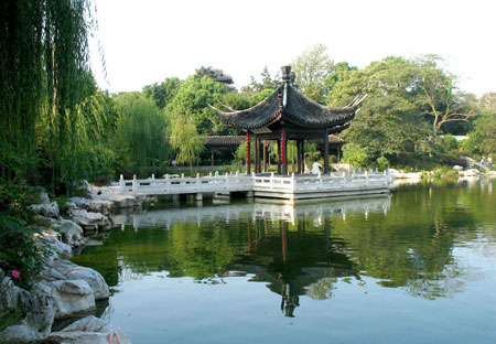 红梅公园位于常州城区中心,以天宁林园为基础,含文笔塔,红梅阁等