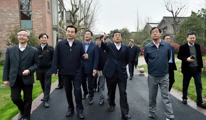 费高云在考察中强调,杭州建设特色小镇,产业特色十分鲜明,破解了经济结构转化和动力转换的现实难题,是适应和引领经济新常态的重大战略选择。杭州的经验,值得常州学习和借鉴。我们要学习杭州把特色小镇建设与产业转型相结合的做法,构建政府引导、企业主体、市场运作、产业支撑的运作模式。