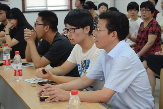 政策宣讲到"家门口" 为大学生就业创业"加油"图片