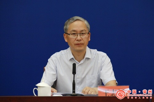 发布时间:2017年8月18日上午10:00 发布地点:市行政中心惠风厅 发布主题:常州增创发展新优势、种好常州幸福树用地政策新闻发布会 发布人员:陈树荣 常州市国土资源局副局长 主 持 人:王志新 中共常州市委宣传部新闻发布处处长 发布会主席台 发布会记者席 王志新 中共常州市委宣传部新闻发布处处长 【王志新】: 各位记者朋友:大家上午好! 欢迎大家参加今天的新闻发布会,今天我们很高兴请到了市国土资源局陈树荣副局长向大家介绍增创发展新优势、种好常州幸福树用地政策,并回答记者关心的问题。下面,