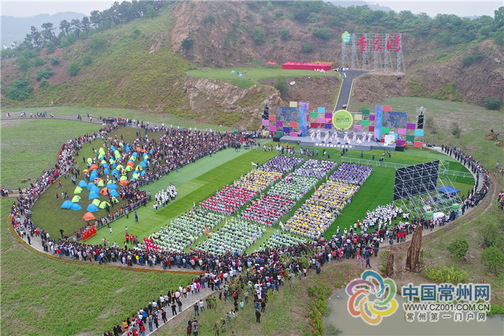 全市美丽乡村建设又结新硕果。5月26日,常州市在天宁区郑陆镇举行查家湾美丽乡村建设示范项目揭牌仪式。市委书记汪泉出席活动并为项目揭牌。市领导蔡骏、李小平、方国强、胡伟出席揭牌仪式。 自2017年7月正式启动美丽乡村示范项目建设以来,不到1年时间,查家湾旧貌换新颜。如今,这里山水如画,村落整洁,梨园里初生的果实缀满枝头,各色鲜花、水生植物为村庄增添了勃勃生机。 汪泉一行穿过舜风驿,来到水巷邻里,在这条粉墙黛瓦的水街上了解当地特色民俗、美食和休闲观光旅游设施,并与村民和经营户亲切交谈。汪泉对当地