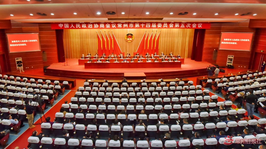 地团结在以习近平同志为核心的党中央周围,在中共常州市委坚强领导下