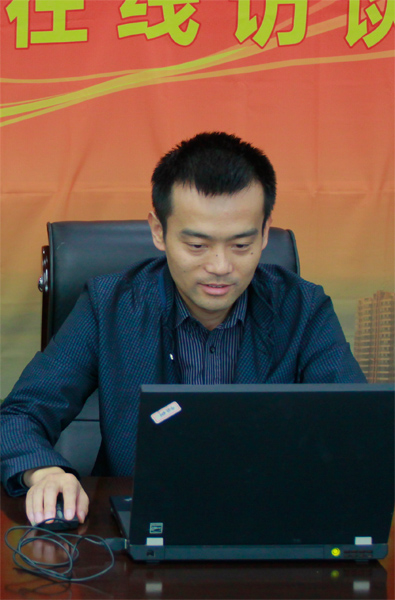 蔡剑与网友在线交流中