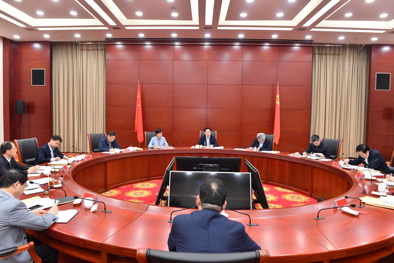 陈金虎主持召开市政府常务会议