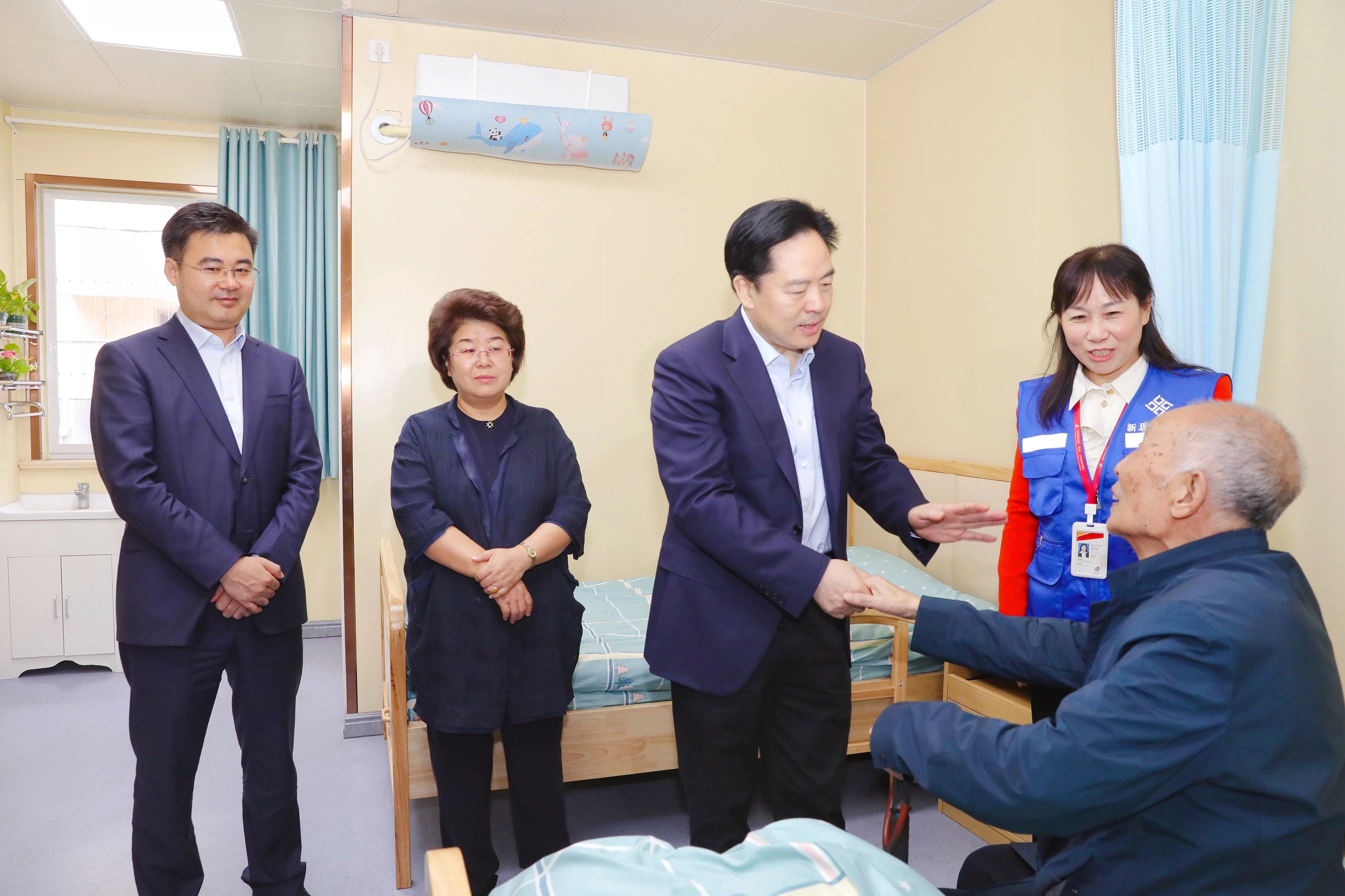 常州市四套班子领导开展“敬老月”走访慰问活动