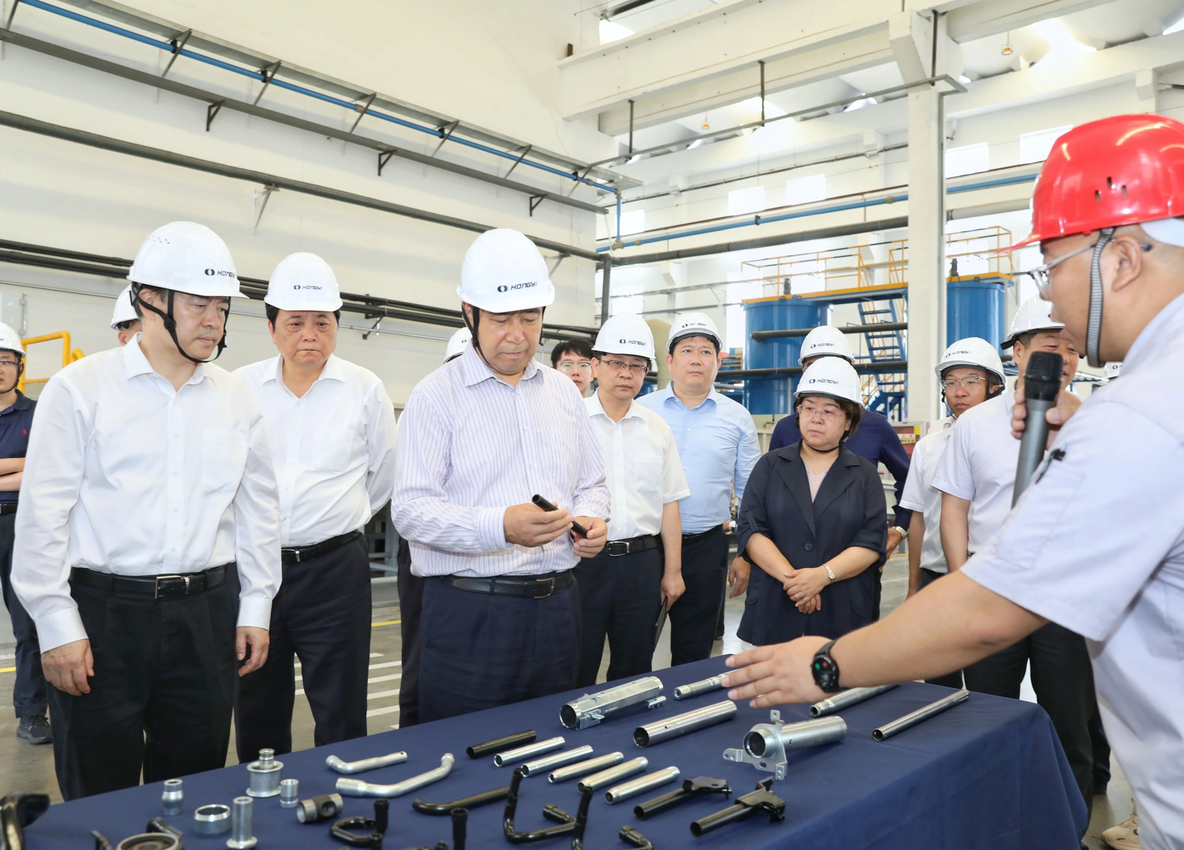 市委书记陈金虎,市人大常委会主任白云萍陪同调研.