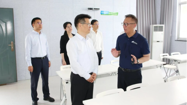 王剑锋走访慰问残疾人机构和困难家庭