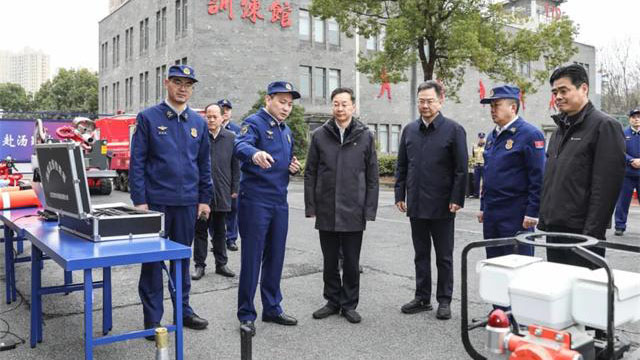 周伟调研应急和消防工作并部署安全生产“六化”建设