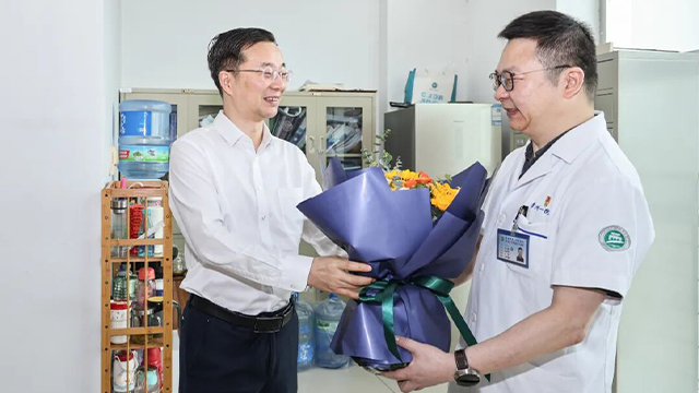周伟看望慰问一线医师代表