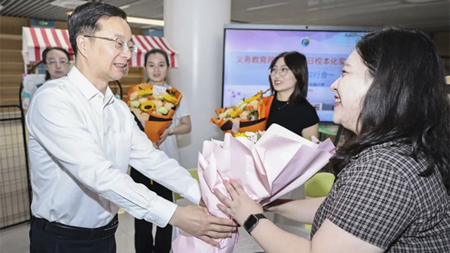 常州市四套班子领导看望慰问教师
