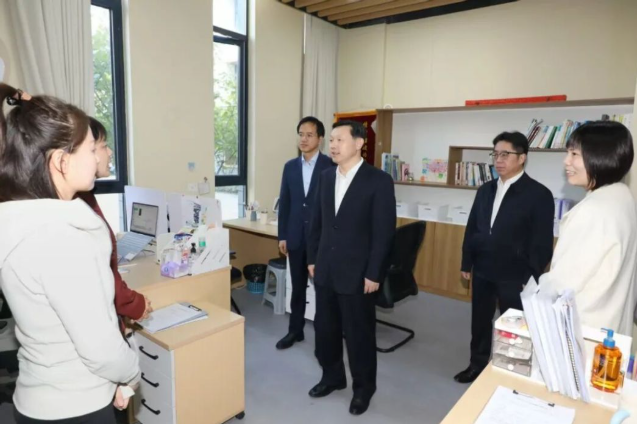 李佰平调研教育医疗民生实事
